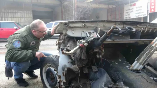 Fiyatlara kızdı, ortadan kestiği efsane otomobili tabela yaptı