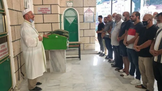 Fransız balkondan düşerek ölen kadın son yolculuğuna uğurlandı