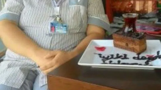 Fransız balkondan düşerek ölen kadın son yolculuğuna uğurlandı