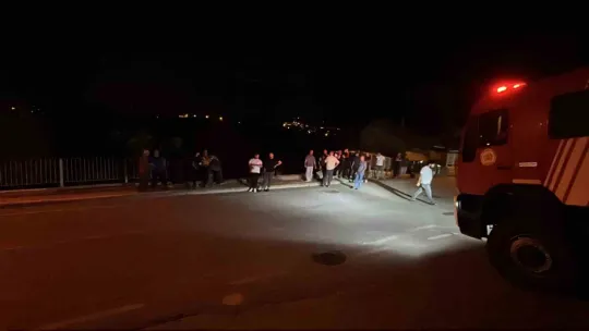 Freni boşalan araç 2 metrelik yükseklikte asılı kaldı