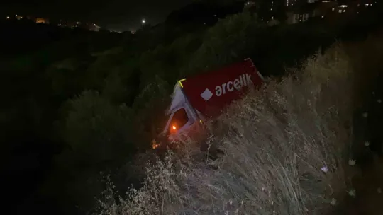 Freni boşalan Arçelik kamyoneti uçurumdan uçtu