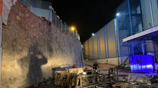 Freni boşaldı, 6 metre yüksekten düştü