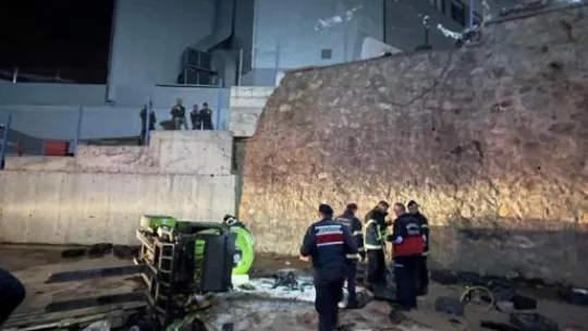 Freni boşaldı, 6 metre yüksekten düştü
