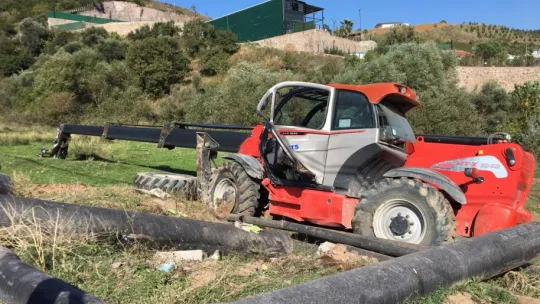 Freni boşalan iş makinası takla attı: 1 yaralı