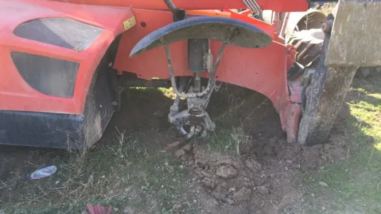 Freni boşalan iş makinası takla attı: 1 yaralı