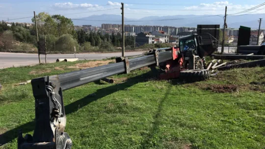 Freni boşalan iş makinası takla attı: 1 yaralı