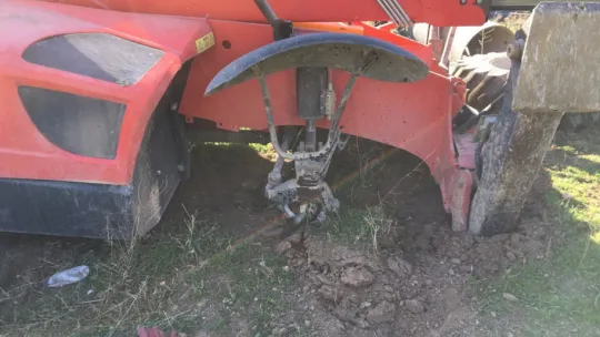 Freni boşalan iş makinası takla attı: 1 yaralı