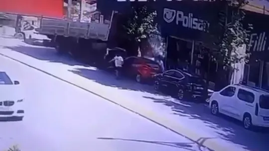 Freni boşalan kamyon dehşet saçtı