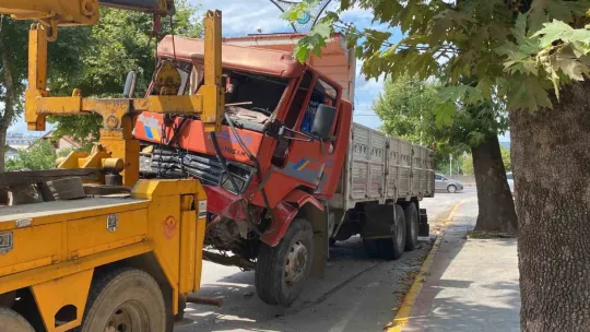 Freni boşalan kamyon dehşet saçtı
