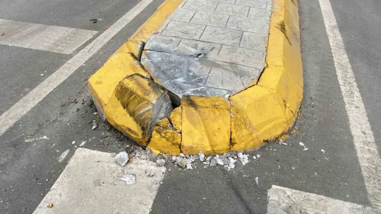 Freni boşalan kamyon dehşet saçtı