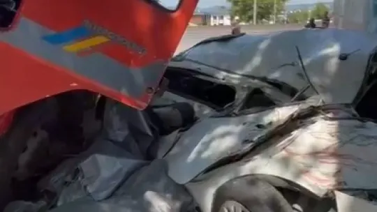 Freni boşalan kamyon dehşet saçtı