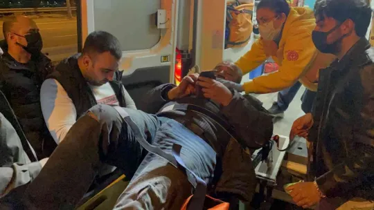 Freni boşalan kamyon istinat duvarına çarptı: 2 yaralı