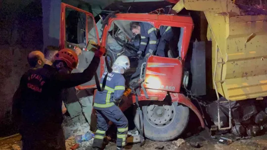 Freni boşalan kamyon istinat duvarına çarptı: 2 yaralı