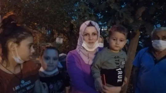 Freni boşalan kamyonun altında kalmaktan son anda kurtuldular