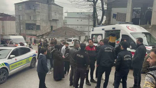 Freni boşalan otomobil binanın duvarına çarptı: 2'si ağır 4 yaralı