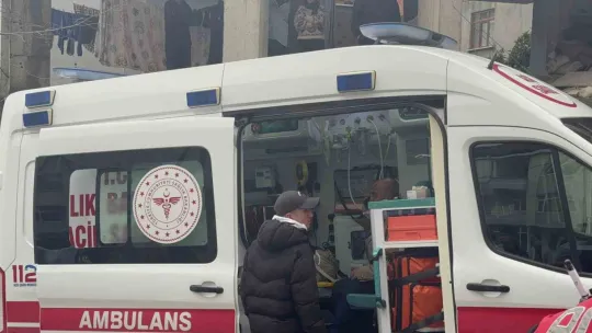 Freni boşalan otomobil binanın duvarına çarptı: 2'si ağır 4 yaralı