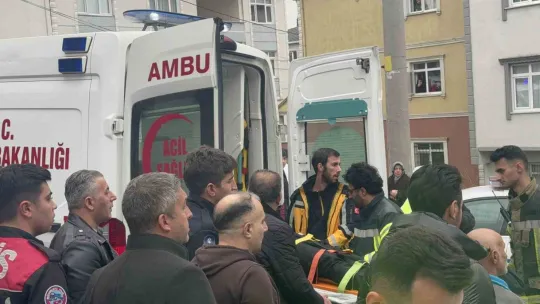Freni boşalan otomobil binanın duvarına çarptı: 2'si ağır 4 yaralı