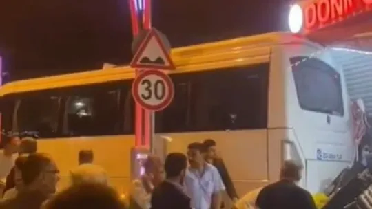 İzmit'te  midibüsü markete daldı