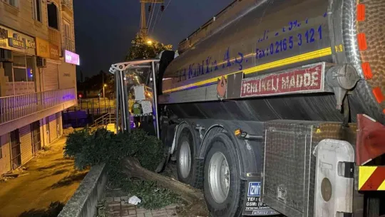 Freni boşalan tanker otobüs durağına daldı
