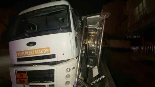 Freni boşalan tanker otobüs durağına daldı