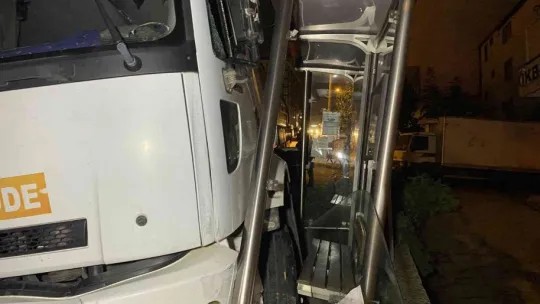 Freni boşalan tanker otobüs durağına daldı