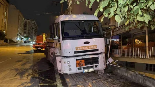 Freni boşalan tanker otobüs durağına daldı