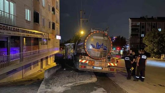 Freni boşalan tanker otobüs durağına daldı