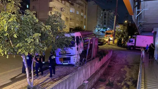 Freni boşalan tanker otobüs durağına daldı