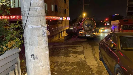 Freni boşalan tanker otobüs durağına daldı