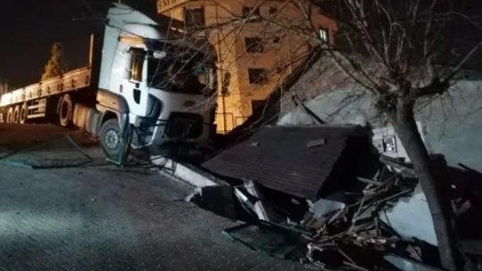 Freni boşalan tır eve çarptı!