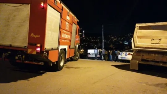 Freni boşalan tır eve çarptı!