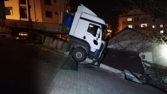 Freni boşalan tır eve çarptı!