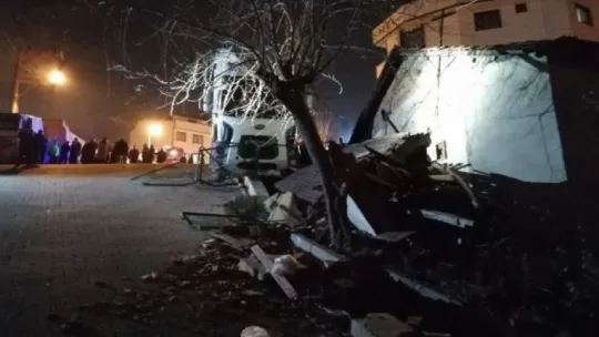 Freni boşalan tır eve çarptı!