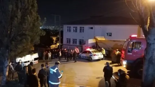 Freni boşalan tır eve çarptı!