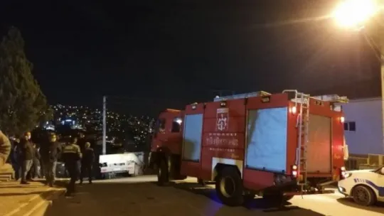 Freni boşalan tır eve çarptı!