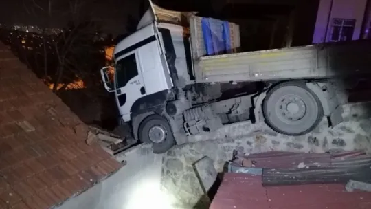 Freni boşalan tır eve çarptı!