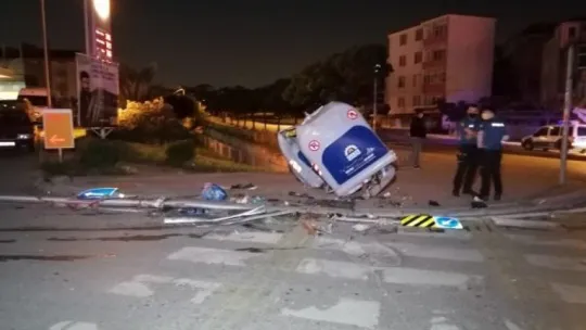 Freni boşalan tır ortalığı savaş alanına çevirdi!