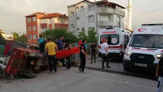 Freni patlayan elektrikli motosiklet devrildi: 2 yaralı