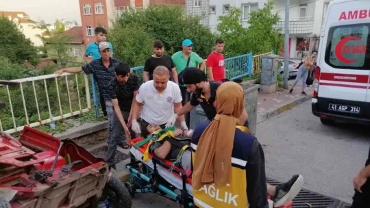 Freni patlayan elektrikli motosiklet devrildi: 2 yaralı