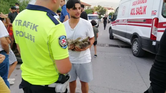 Freni patlayan elektrikli motosiklet devrildi: 2 yaralı