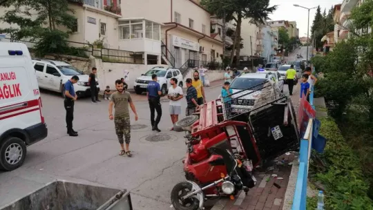 Freni patlayan elektrikli motosiklet devrildi: 2 yaralı