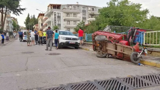 Freni patlayan elektrikli motosiklet devrildi: 2 yaralı