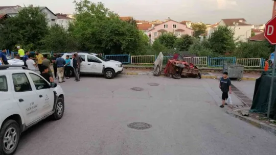 Freni patlayan elektrikli motosiklet devrildi: 2 yaralı
