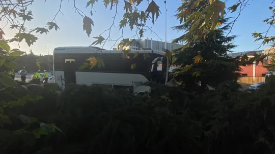 Freni patlayan servis midibüsü ağaçları biçti: yaralılar var
