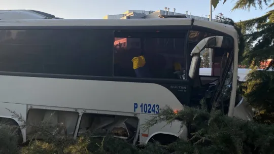 Freni patlayan servis midibüsü ağaçları biçti: yaralılar var