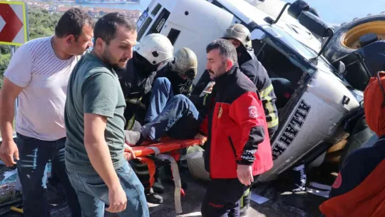 Freni tutmayan çekici, üzerindeki iş makinesiyle birlikte devrildi