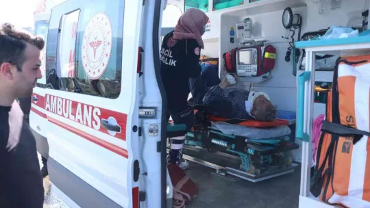 Freni tutmayan çekici, üzerindeki iş makinesiyle birlikte devrildi