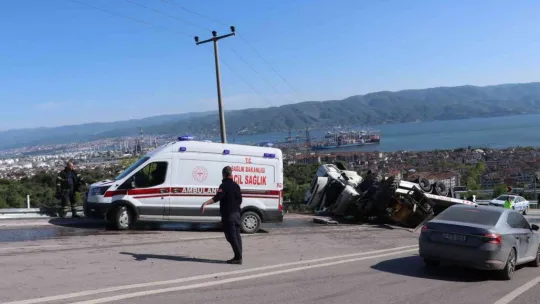 Freni tutmayan çekici, üzerindeki iş makinesiyle birlikte devrildi
