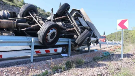 Freni tutmayan çekici, üzerindeki iş makinesiyle birlikte devrildi
