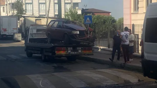 Freni tutmayan otomobil servis aracına çarptı: yaralılar var